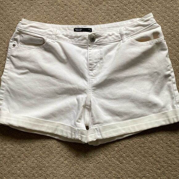 Simply Vera Vera Wang shorts. Size 10. Good condition. - Picture 1 of 4